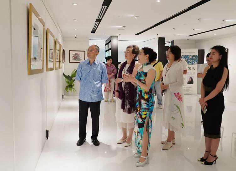 曹忠明大使伉俪莅临《城市·繁花》丹红水墨画展